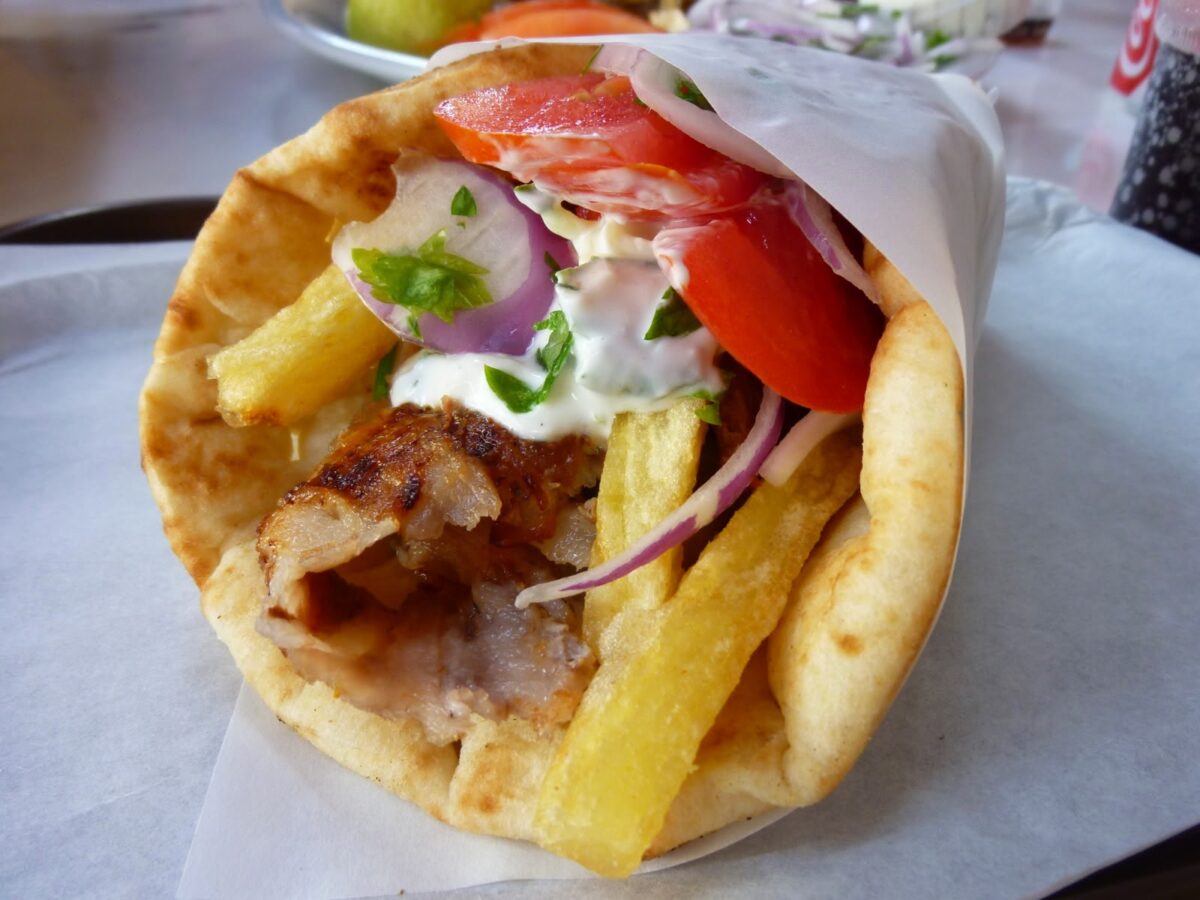 Πόσες θερμίδες έχει ένα σουβλάκι;