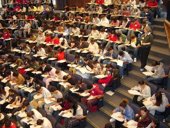 Aιώνιοι φοιτητές: 4 στους 10 σπουδάζουν μετά από 12 χρόνια!