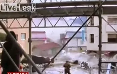 Βίντεο-σοκ από το φονικό τσουνάμι που σάρωσε την Ιαπωνία…[video]