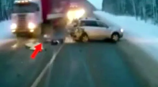 ΑΝΑΤΡΙΧΙΑΣΤΙΚΟ: Διπλό θαύμα στη μέση του δρόμου… [video]