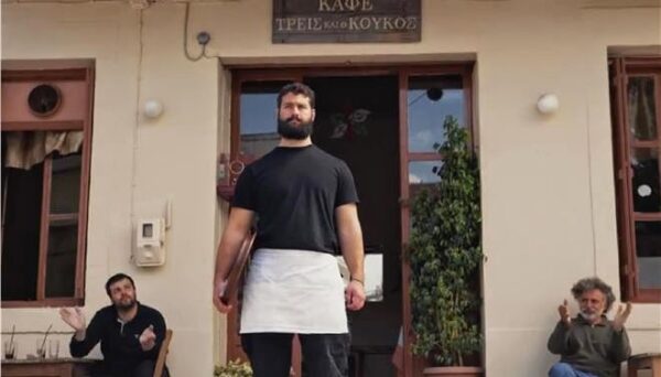 Το βίντεο με τον Μανούσο από την Κρήτη που «σπάει» ρεκόρ  [video]