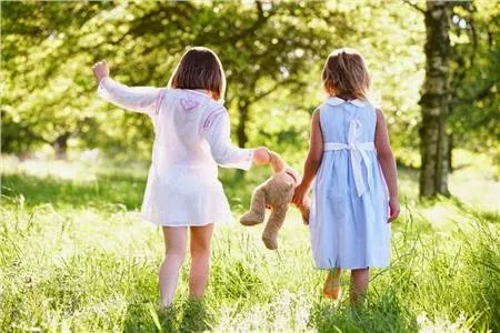5 πράγματα, που πρέπει να διδάξετε την κόρη σας για τις παιδικές φιλίες!