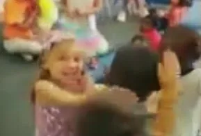 Μαθήματα κατά του ρατσισμού με φιλιά και αγκαλιές από 4χρονα νήπια! [video]