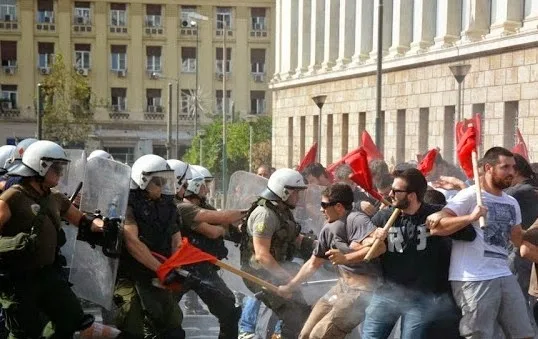 Ματ χτύπησαν φοιτητές στα Προπύλαια…[photos]