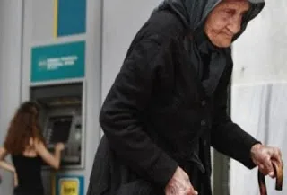 ΧΙΛΙΑ ΜΠΡΑΒΟ  Η απελπισμένη γιαγιά μπροστά στο ΑΤΜ στην Κρήτη και η πράξη ανθρωπιάς που συγκλονίζει