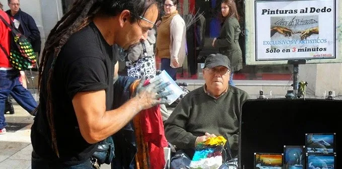 Ο ζωγράφος από τη Χιλή που εντυπωσιάζει τους περαστικούς! [video]
