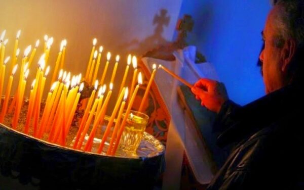 Γιατί δεν πρέπει να σβήνονται γρήγορα τα κεριά των πιστών στις εκκλησίες;