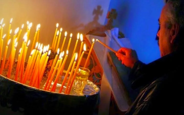 Γιατί δεν πρέπει να σβήνονται γρήγορα τα κεριά των πιστών στις εκκλησίες;