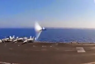 ΑΠΙΣΤΕΥΤΟ βίντεο: Μαχητικό αεροπλάνο σπάει το φράγμα του ήχου [video]