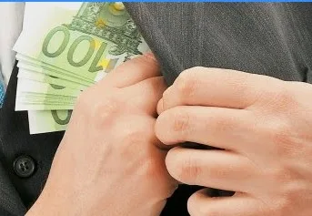 Σε αργία από τα μέσα Μαρτίου ο καθηγητής που «βούτηξε» τα λεφτά της πενθήμερης !