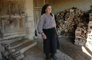 Τα 8 ψέματα της πάμφτωχης μάνας μου