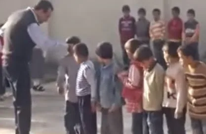 ΦΡΙΚΙΑΣΤΙΚΟ ! Το βίντεο με τον ξυλοδαρμό παιδιών που έχει αναστατώσει το Υπ Παιδείας του Ιράκ !