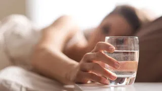 Γιατί δεν πρέπει να πίνετε το νερό που έχει μείνει όλη τη νύχτα στο ποτήρι