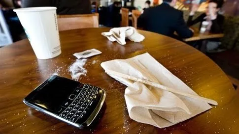 Γιατί δεν πρέπει ποτέ να αφήνετε το κινητό σας πάνω στο τραπέζι!