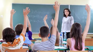 «Διαλύονται οικογένειες Λαρισαίων δασκάλων»: Έκρηξη Παπαποστόλου για τη δραστική μείωση των αποσπάεσων