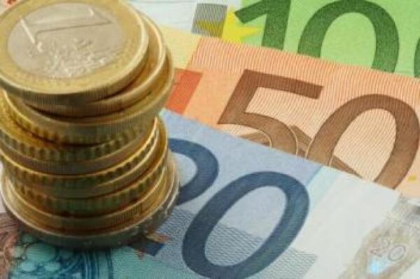 Νέες έμμεσες μειώσεις στους μισθούς εκπαιδευτικών