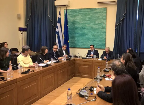 Χαιρετισμός Τσίπρα και Γαβρόγλου στην “πρώτη” της Επιτροπής Οικονομικών για την Παιδεία