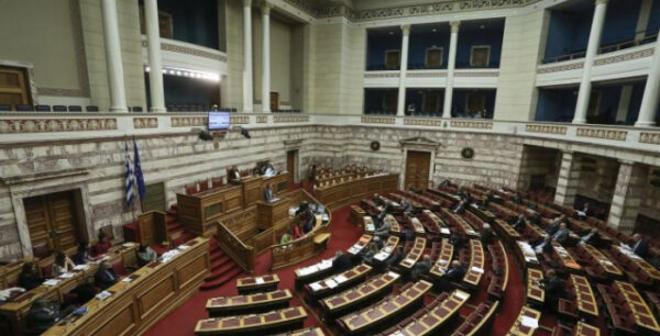 Εν ενεργεία βουλευτής του ΣΥΡΙΖΑ πήρε τη 13η σύνταξη