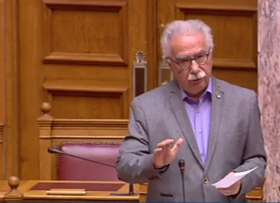 Απαντήσεις του υπουργού σε ερωτήσεις για τα επαγγελματικά δικαιώματα και το Ανοιχτό Πανεπιστήμιο