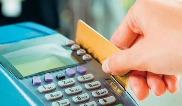 Η κυβέρνηση ακυρώνει τα κίνητρα της χρήσης πλαστικού χρήματος