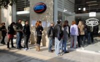 ΔΥΠΑ: 300 ευρώ σε μακροχρόνια ανέργους – Oι δικαιούχοι και τα κριτήρια