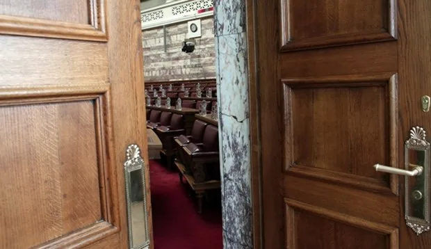 Εκτός μειώσεων οι συντάξεις βουλευτών και αιρετών στους ΟΤΑ!