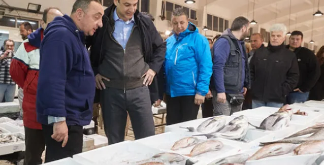 Επίσκεψη Κυριάκου Μητσοτάκη στην ιχθυόσκαλα Πειραιά (Βίντεο)