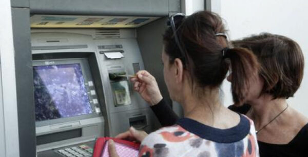 Χάθηκαν καταθέσεις 1,5 δισ. σε ένα μήνα