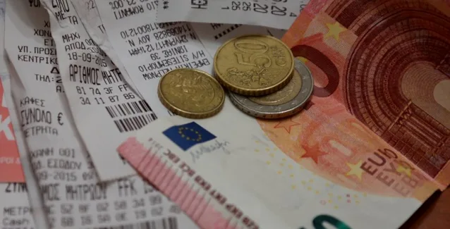 Σταματούν τις χάρτινες αποδείξεις  για τα εισοδήματα του 2017