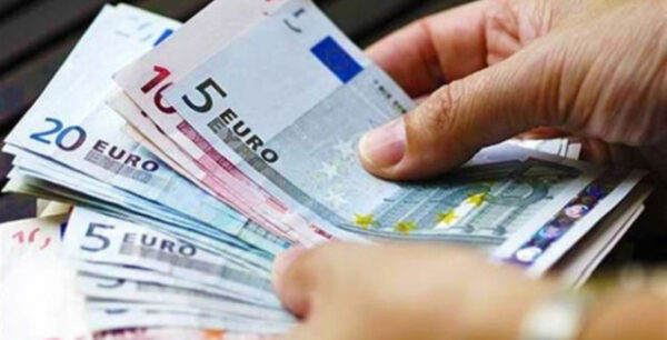 Εργοδότες δίνουν το δώρο του Πάσχα και το παίρνουν αμέσως πίσω
