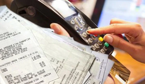 Μετρητά ή κάρτα; Οι διπλοί τιμοκατάλογοι προκαλούν πονοκέφαλο
