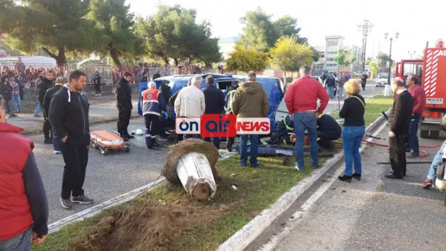 Μαθητές έσβησαν φωτιά και έσωσαν 3 άτομα μετά από τροχαίο