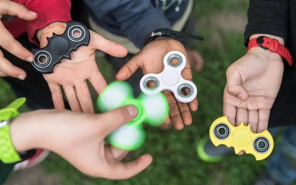 Fidget Spinner: Ποιοί είναι οι κίνδυνοι που κρύβει – Πώς να προφυλάξετε τα παιδιά σας