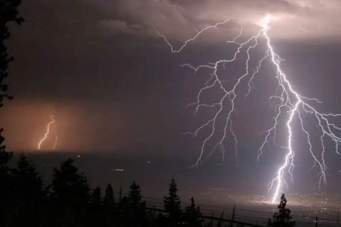 Τι προκαλεί τις έντονες καλοκαιρινές καταιγίδες; Ένας ειδικός αποκαλύπτει