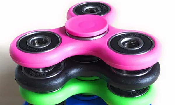 Fidget Spinner: Το νέο παιχνίδι που έχει ξετρελάνει τα παιδιά, είναι επικίνδυνο;