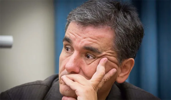 Διπλό χτύπημα ετοιμάζουν οι δανειστές – Στον πάγο οι συντάξεις έως το 2022