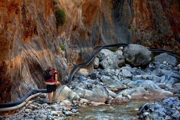 Πέρασε το φαράγγι της Σαμαριάς κουβαλώντας την ανάπηρη κόρη του στην πλάτη