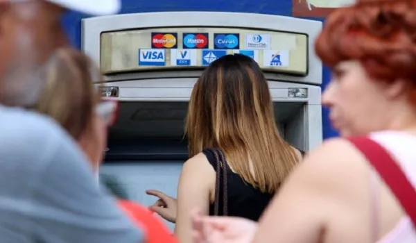 Capital controls: Οι αλλαγές που φέρνουν διπλασιασμό του ορίου ανάληψης