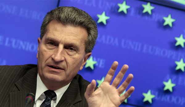 Έτινγκερ: Όσο νωρίτερα βγει η Ελλάδα στις αγορές, τόσο καλύτερα