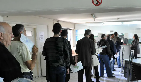 Πληρωμή φόρων με… χρέωση στα γκισέ των τραπεζών – Τί αλλάζει
