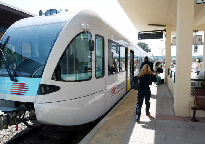 Στάση εργασίας σε προαστιακό και τρένα την Πέμπτη