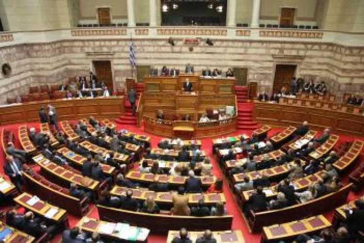 Θέτει το ζήτημα της χορήγησης της εξάμηνης παροχής προστασίας της μητρότητας στις αναπληρώτριες εκπαιδευτικούς όπως ισχύει σε