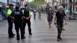 Βαρκελώνη: Ακόμα δεν έχουν βρει τον οδηγό του βαν που σκότωσε 13 και τραυμάτισε 126