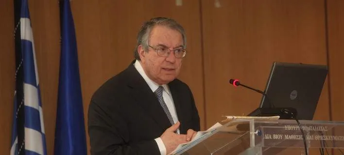 Μπαμπινιώτης: Η κυβέρνηση διπλασιάζει τις πανελλαδικές εξετάσεις