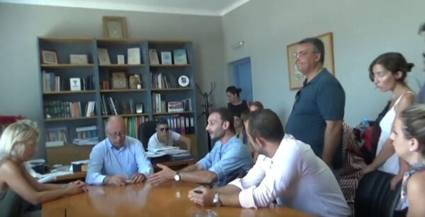 Τι ειπώθηκε μεταξύ Δημάρχου Θήρας και εκπαιδευτικών για την στέγαση εκπαιδευτικών (Bίντεο)