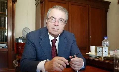 Μπαμπινιώτης: «Γκρι αποχρώσεις τζόγου η κλήρωση των σημαιοφόρων»