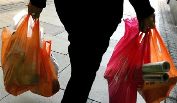 Ποιοι θα χρεώνουν από σήμερα τις πλαστικές σακούλες