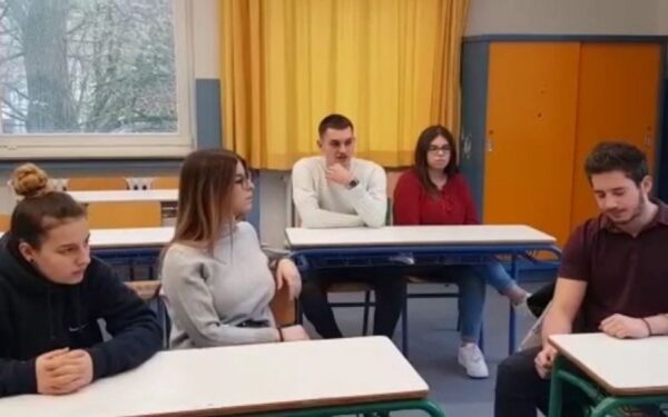 Συγκλονίζει το βίντεο των Ελλήνων μαθητών στη Γερμανία: “Κλείνουν τα σχολεία μας”