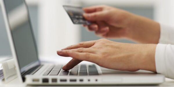 Ξεκινούν οι εκπτώσεις στα online καταστήματα