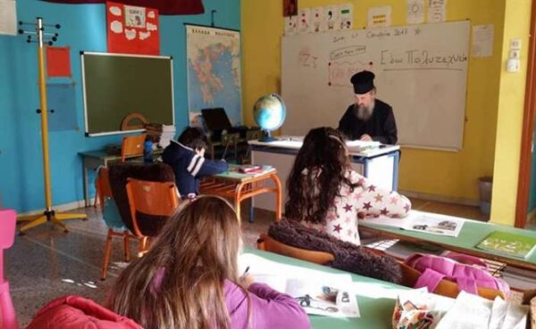Παππάς διδάσκει τα παιδιά σε σχολείο μέχρι να καλυφθεί το κενό δασκάλου